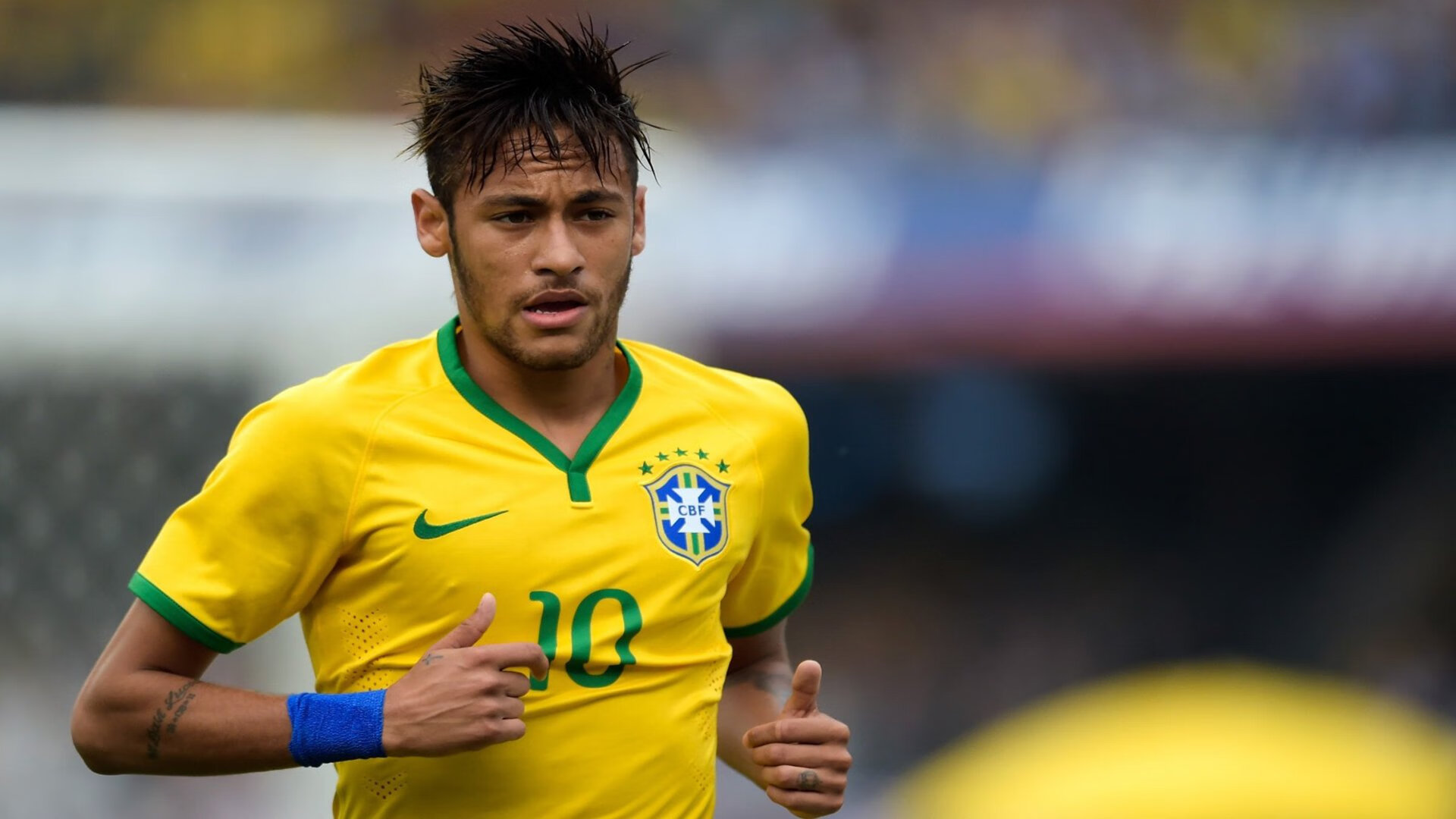 青少年足球训练营引入国际先进的训练理念和设备,青少年足球训练体系