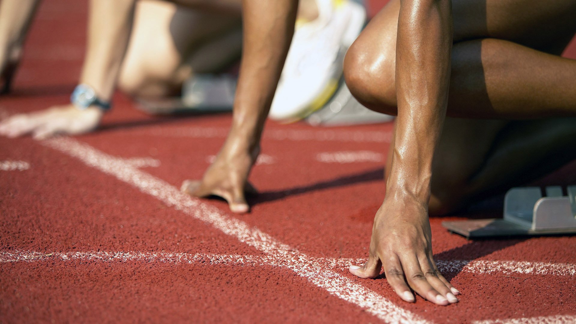 青少年足球训练营引入国际先进的训练理念和设备,青少年足球训练体系